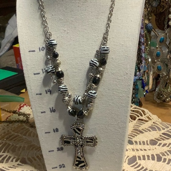 VINTAGE YOUSI CROSS NECKLACE - Picture 1 of 4